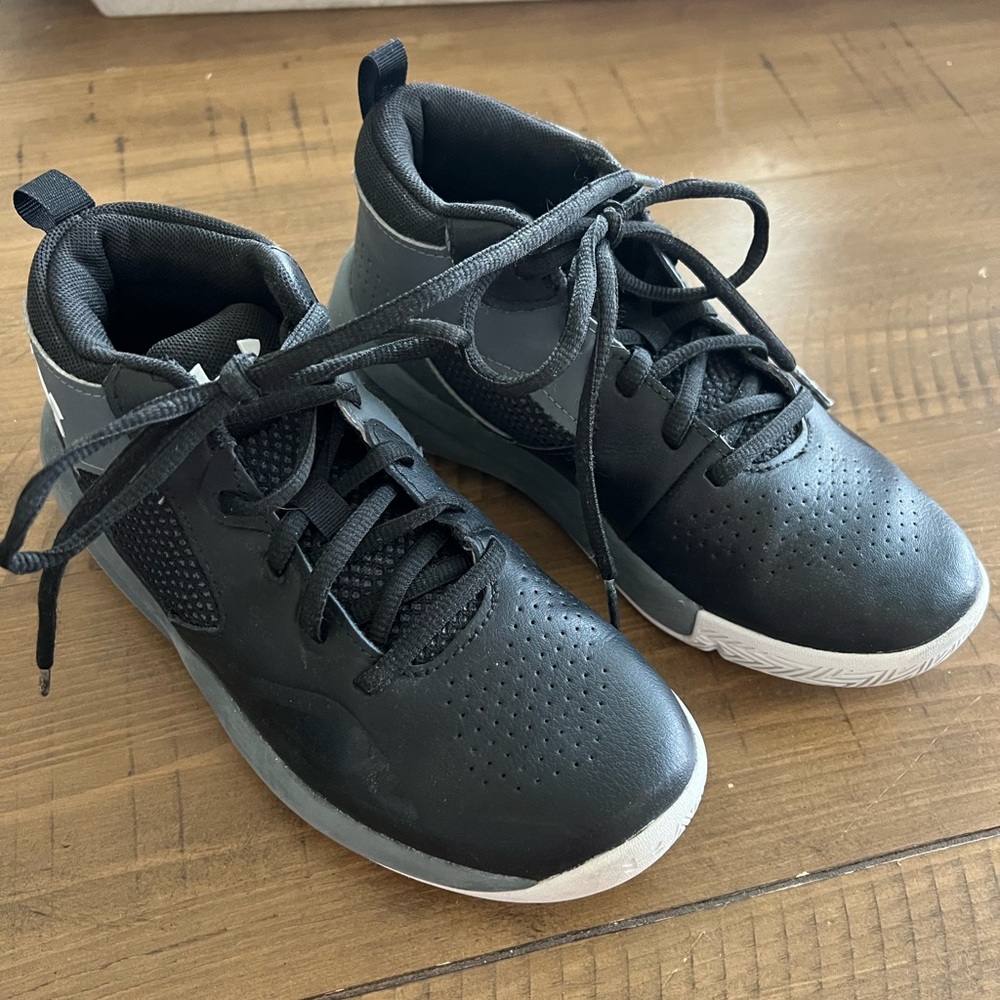 Boys Under Armour Basketball Shoes Size 2.5